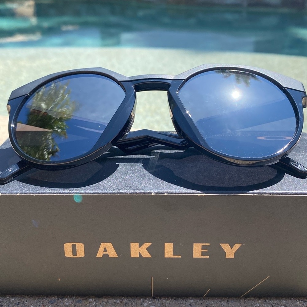 Oakley sunglasses new in box never worn - Picture 8 of 8